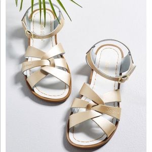 Salt Water leather sandal in gold!